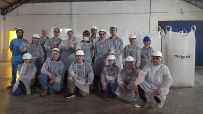 Estudantes de Guaraniaçu visitam Moinho Coprossel e conhecem processo de industrialização do trigo